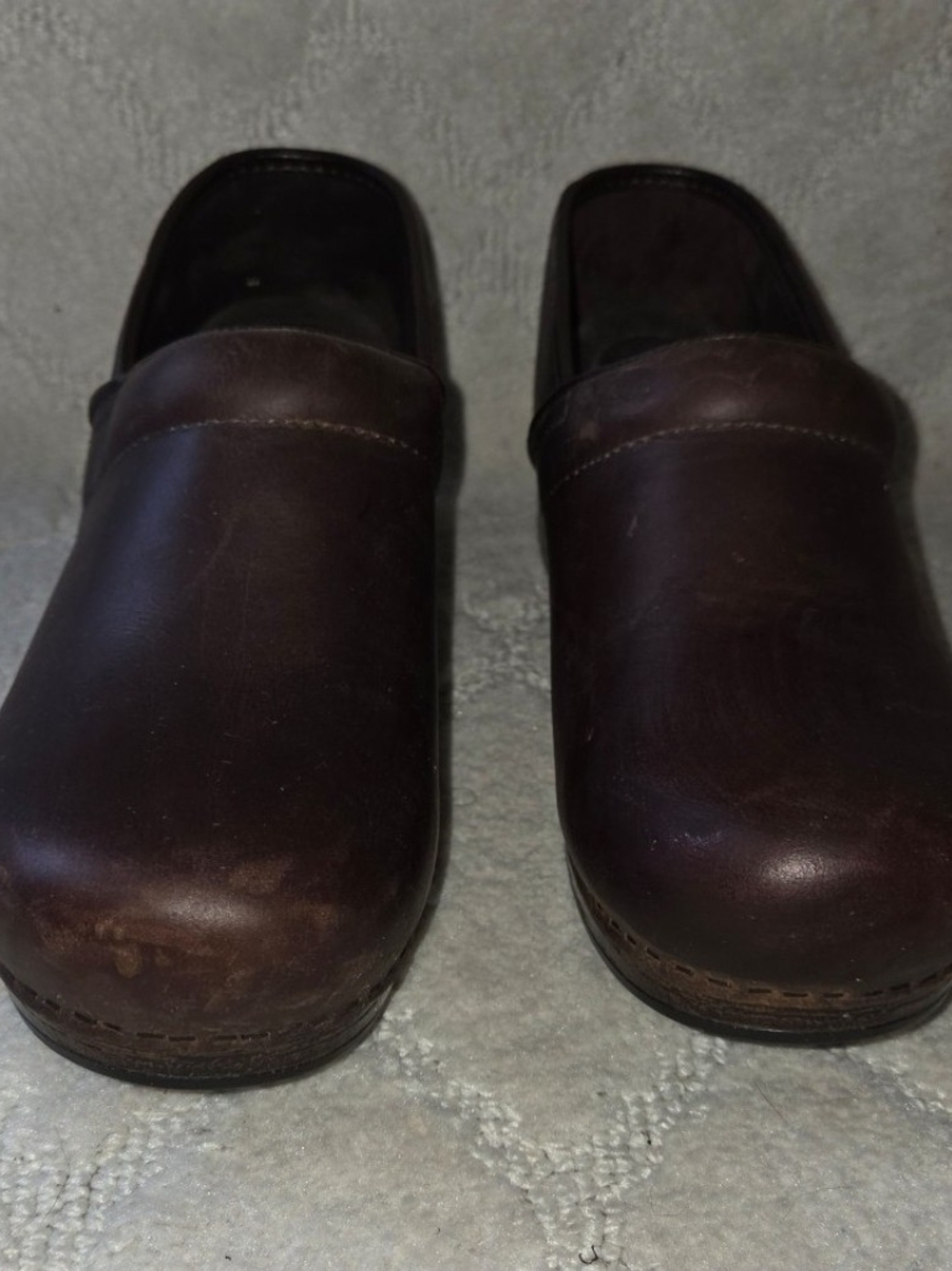 Dansko XP 2.0 waterproof leather clogs in brown size 9